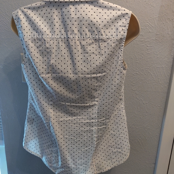 Sleeveless button down - Picture 4 of 6